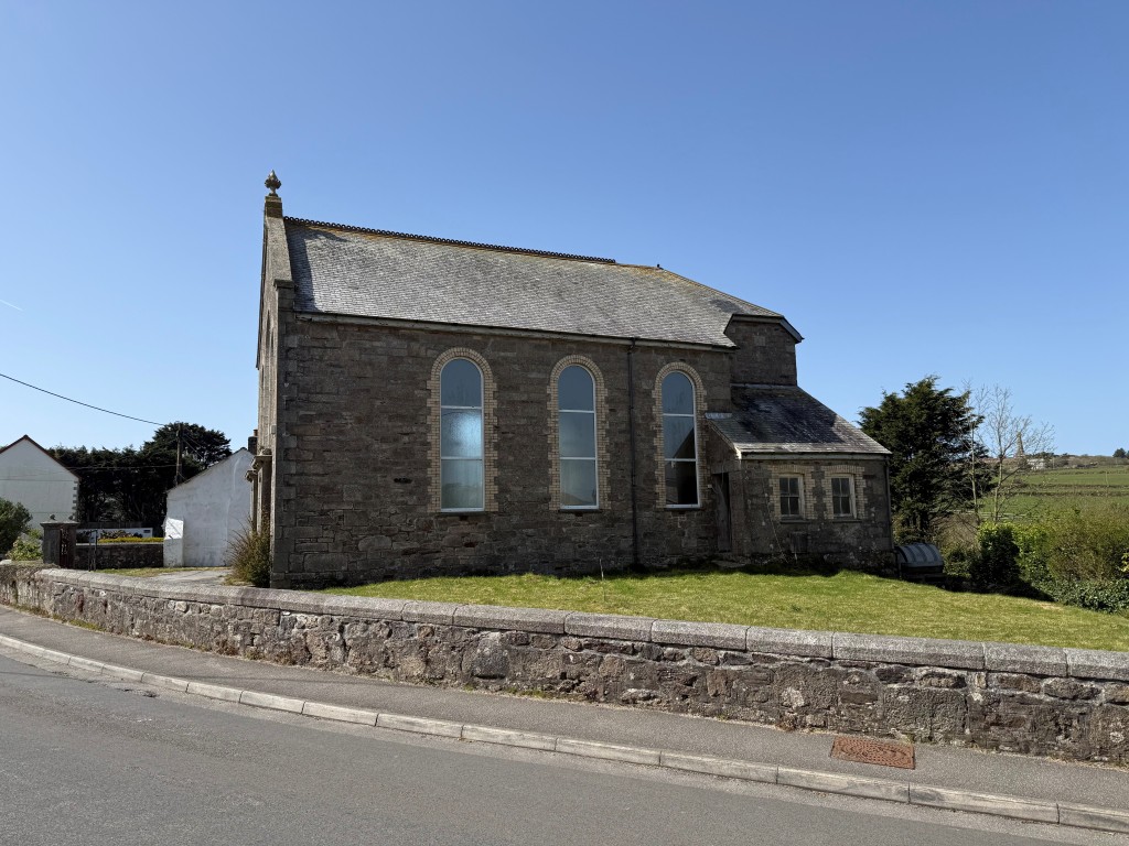 Lot: 133 - FORMER METHODIST CHURCH WITH PLANNING FOR RESIDENTIAL DEVELOPMENT - Side elevation and garden